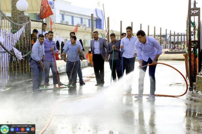 باشرت الكوادر العامة بحملة تنظيف واسعة شملت غسل الشوارع المؤدية للحرم المطهر و المحيطه به