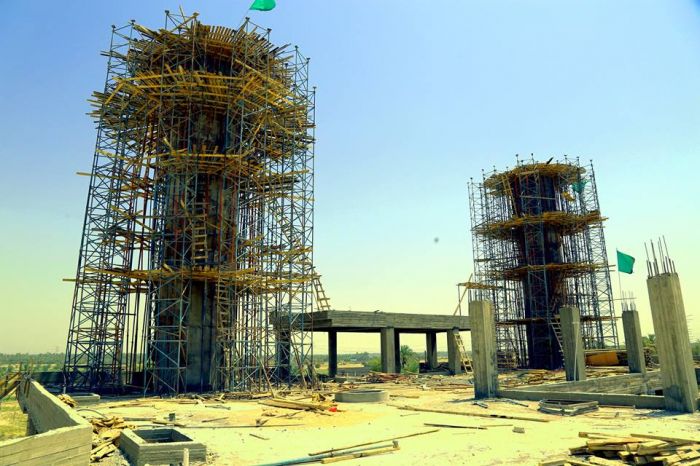 صب الرفعة الخامسة مع الصحن الأول للمنارتين وعلى أرتفاع 27 متر.