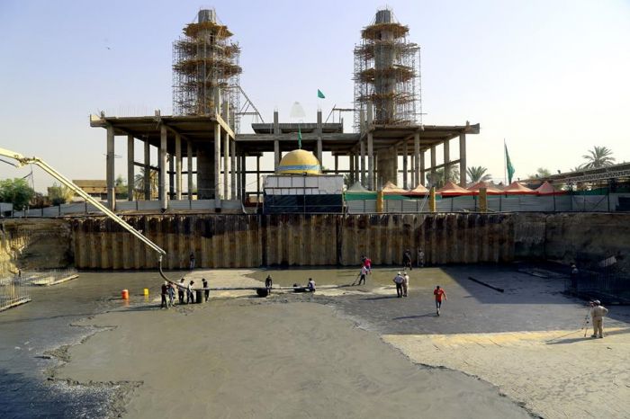 تواصل شركة وهج الرعد العراقية أعمالها؛بعد فرش طبقة مادة (القير) و(اللباد) تم صب طبقة (Screed) السكريد في ارضية سرداب السيدة نرجس (عليها السلام) .