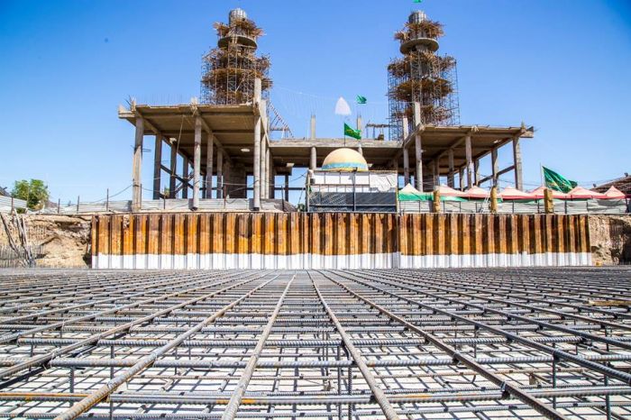 بعد تسليح أرضية سرداب السيدة نرجس (عليها السلام) بدأ العمل بوضع القالب الخشبي تمهيداً لصب الأرضية