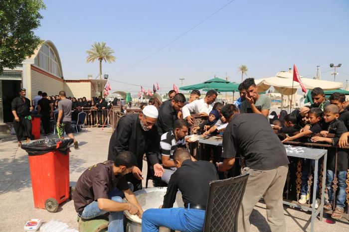 اقامة مأدبة طعام بمناسبة ذكرى استشهاد الامام الحسين عليه السلام