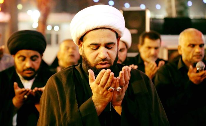 اقيمت صلاة الجماعة المباركة في الصحن الشريف بأمامة سماحة الشيخ رؤوف عبد العباس الفتلاوي( دام توفيقه ) .