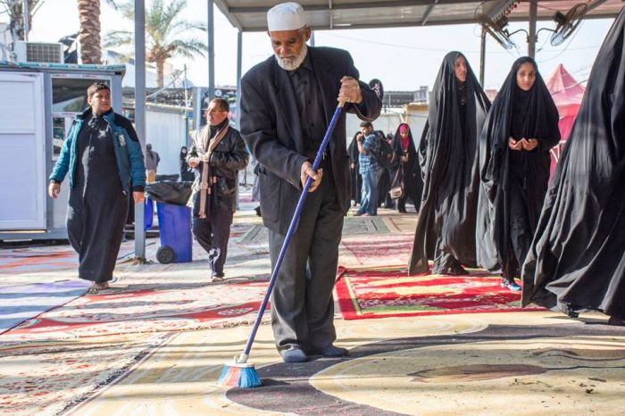 باشرت الكَوادر العَامة بحَملة تنَظيف واسعة شَملت تنظيف المراوح السقفية وتنظيف البرادات وغسل الشوارع المحيطة بالحَرم المُطهر.