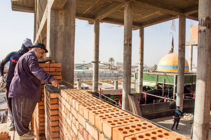 تم بحمد الله تبارك وتعالى مواصلة العمل ببناء جدران الحرم الشريف لطبيبة المعلولين وقاضية حاجات الطالبين