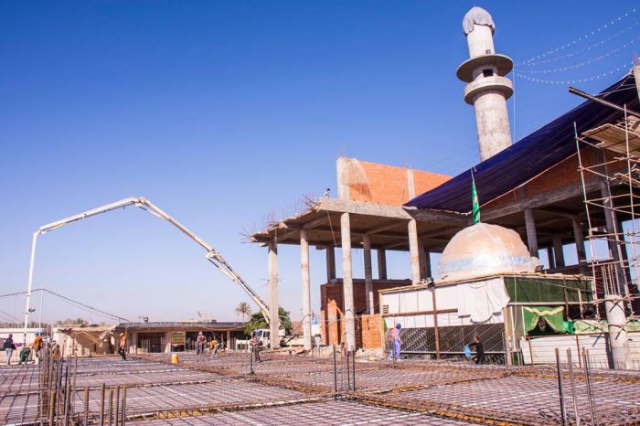 شركة وهج الرعد العراقية باشرت بصب تكملة الرفت للربط بجدار السرداب الجديد كما واصلت العمل بصب السلالم .