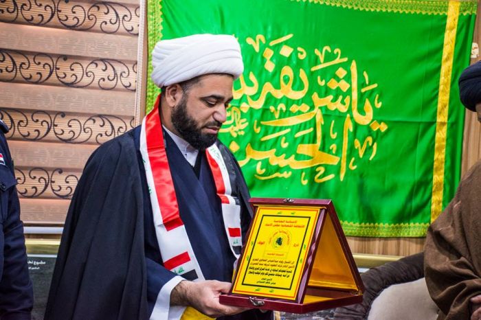 وفد من الأمانة العامة الأنتفاضة الشعبانية / مجلس الأمناء قدم درع الوفاء إلى سماحة الشيخ رؤوف الفتلاوي ( دام توفيقه)