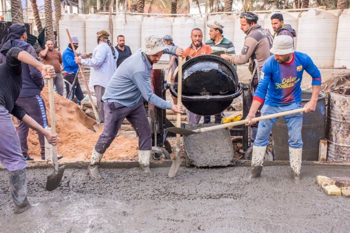 جانب من الاعمال التي يقوم بها المتطوعين من محافظة كربلاء المقدسة في مرقد العلوية شريفة بنت الامام الحسن المجتبى (ع).