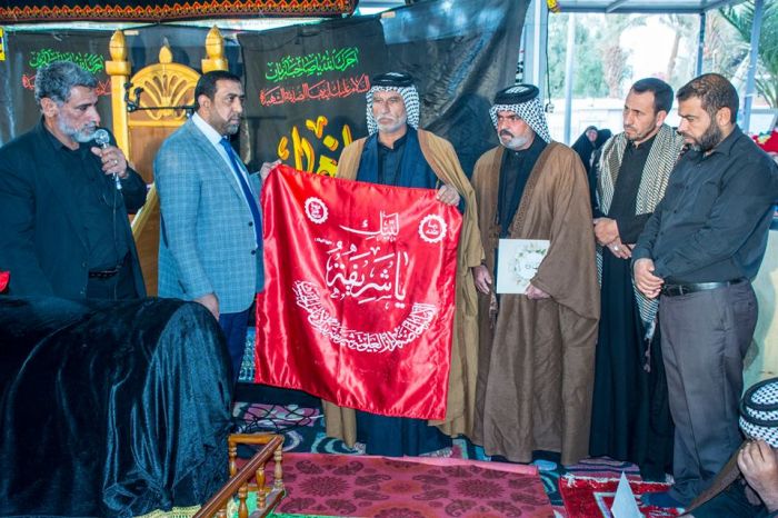 نائب الأمينُ الخاص لمِرقد العَلويَّة الطاهرة السَيَّدة شَريفة بَنتُ الإمامُ الحَسن المجُتبى(عليهما السلام) يكرم خدمة المواكب الحسينية.