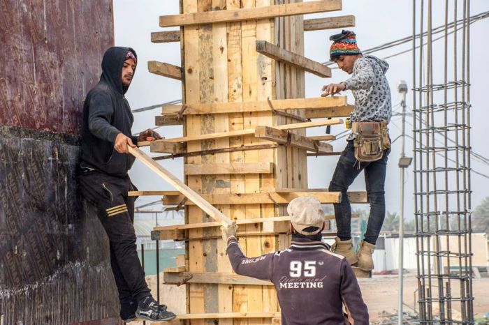 نصب القالب الحديدي والخشبي في أعمدة المقطع _B _ من الحرم الشریف تهيأة لصبها