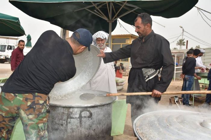 خدام المواكب الحسينية ينالون شرف الخدمة في مرقد العلوية شريفة بنت الحسن (ع) .
