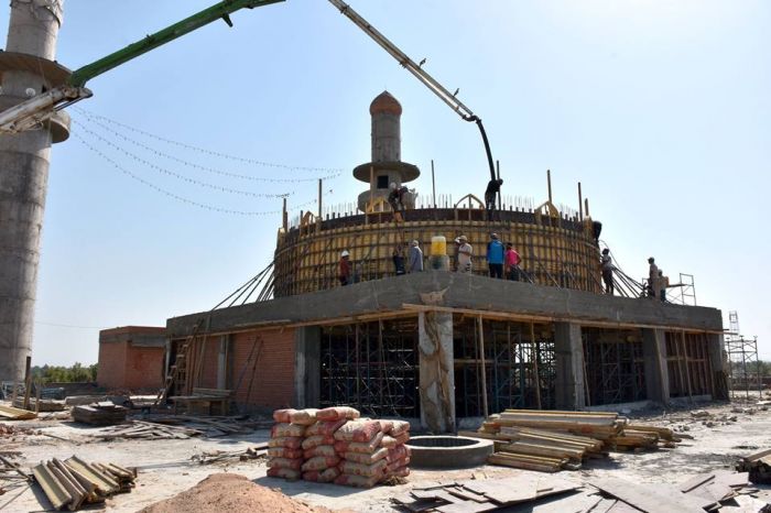 صب عنق القبة الشريفة لمرقد العلوية الطاهرة الشريفة بنت الإمام الحسن المجتبى (عليهما السلام)