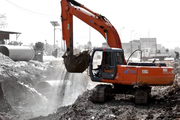 الكوادر الهندسية تستكمل اعمال دفن المبزل المحاذي للمرقد الشريف .