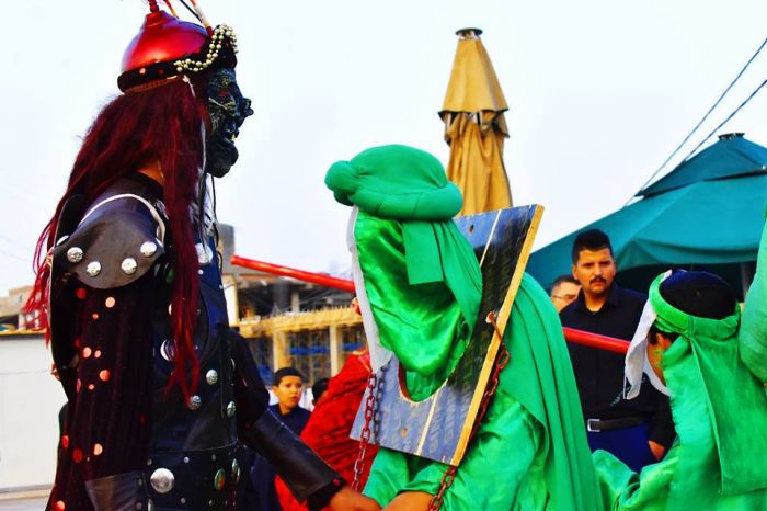 الامانة الخاصة للمرقد الطاهر تستقبل المواكب الحسينية المعزية لسيد الشهداء .
