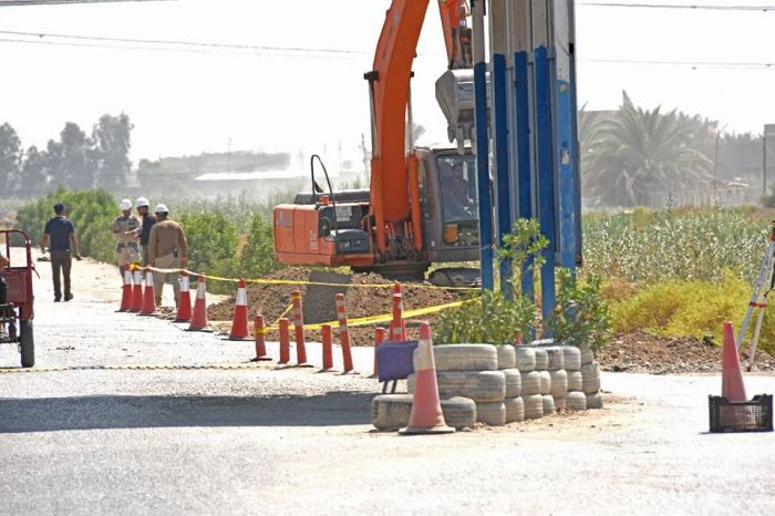 الشعبة الهندسية تباشر بأعمالها لوضع جهاز الكشف عن المواد المتفجرة.