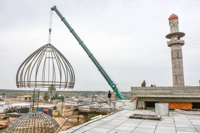 بخطوات ثابتة ترفع القبة الحديدية المطلة على قبر طبيبة الفقراء