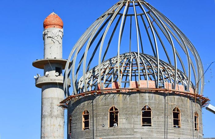 المباشرة ببناء القبة الداخلية المباركة للمرقد الطاهر بالطابوق