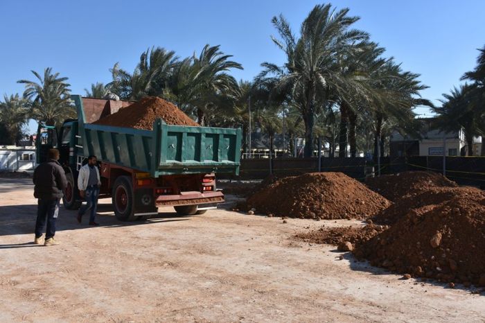 المباشرة بفرش الطبقة الثانية من مادة السبيس للرواق الشرقي للمرقد المطهر