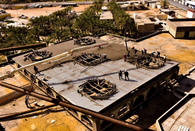 الكوادر الهندسية التابعة لمرقد العلوية الشريفة بنت الحسن المجتبى تباشر بصب فضاء سقف السكاي لايت لرواق السيدة ام البنين (ع)