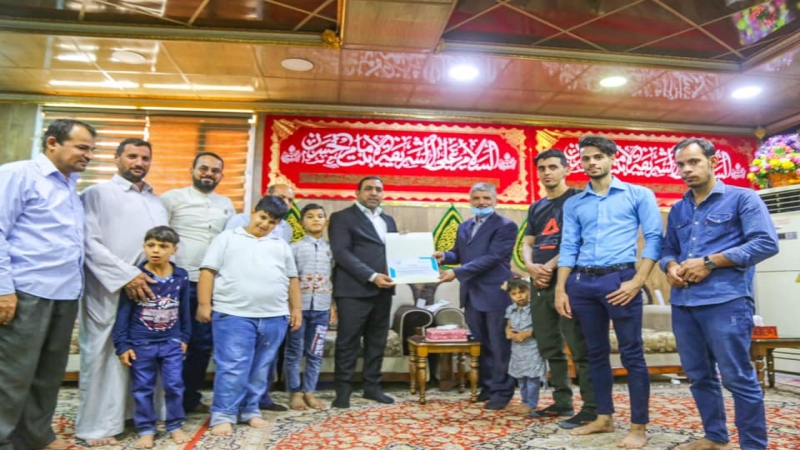 وَعِنْدَ قَبْرٍ طَبِيبَة أَهْلَ الْبَيْتِ