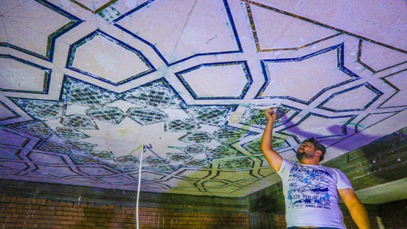 أشكالٌ هندسية بصبغة اسلامية أضافة رونق فخماً لسقوف ألاروقة المباركة