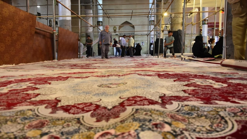 السجاد الأحمر الجديد يزين أرضية الحرم الشريف