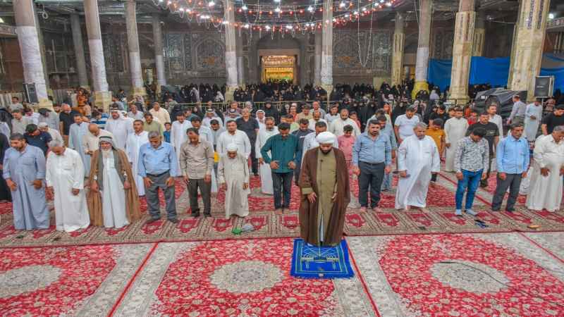 اداء صلاة الظهرين العبادية في الحرم الشريف