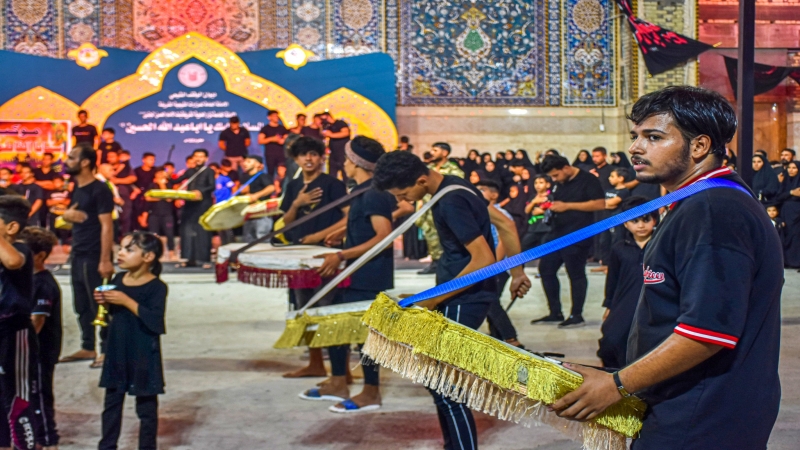استمرارتوافد المواكب المعزية لمرقد شهيدة الركب الحسيني