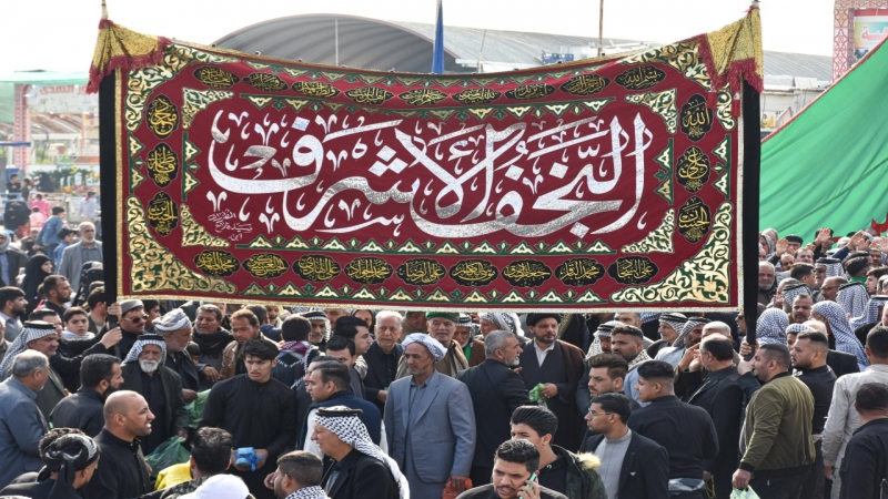 رايات العزاء لموكب النجف الأشرف ترفرف بشجن العبرات عند قبر حفيدة السيدة الزهراء (ع)
