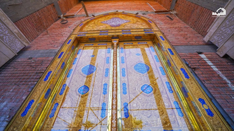 باب الرسول الأعظم الذهبية تدخل الخدمة في الأيوان الكبير في المرقد المطهر