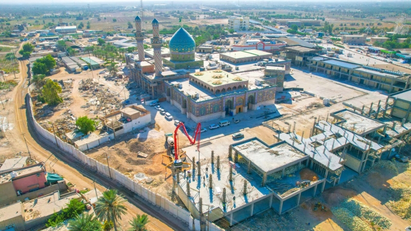استمرار الكوادر الهندسية والفنية التابعة الى الأمانة الخاصة بصب اعمدة الطابق الثاني للبناية رقم (11) للمرقد المبارك ضمن مشروع الأواوين