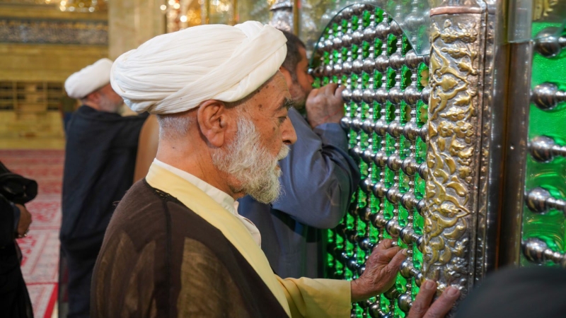 وفد من الحوزة العلمية في النجف الأشرف يتشرّف بزيارة مرقد العلوية الشريفة بنت الإمام الحسن المجتبى (ع)