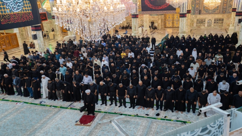 أقيمت صلاة الجماعة في مرقد العلوية الشريفة بنت الإمام الحسن المجتبى (عليهما السلام) بإمامة الشيخ محمد لطيف، وسط أجواء إيمانية وروحانية مفعمة بالخشوع و