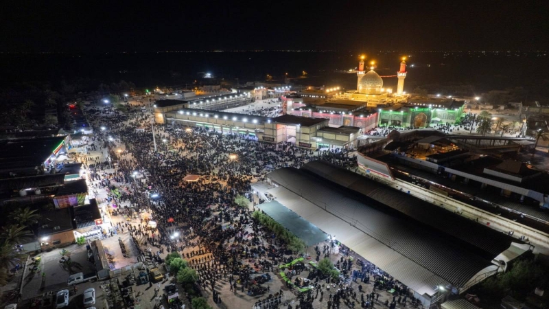 أمواجٌ من الزائرين تتوافد الى المرقد الشريف لإحياء ليلة العاشر من محرم، ليلةٍ تتجدد فيها معاني الإيمان والصبر والوفاء لنهضة الإمام الحسين (عليه السلام