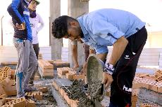 تواصل شركة وهج الرعد العراقية أعمالها؛ حيث يتواصل العمل ببناء جدران الحرم الشريف .