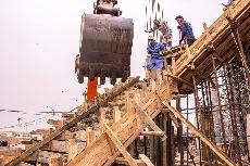 صب سلالم الطوارئ الخاصة بسرداب السيدة نرجس (عليها السلام)