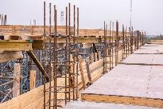 أعمال القالب الخشبي وجسور سقف الحرم المقدس في المقطع (B) .