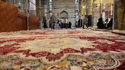 السجاد الأحمر الجديد يزين أرضية الحرم الشريف