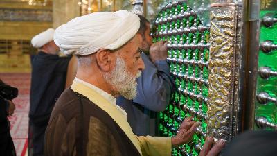 وفد من الحوزة العلمية في النجف الأشرف يتشرّف بزيارة مرقد العلوية الشريفة بنت الإمام الحسن المجتبى (ع)