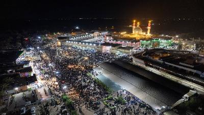 أمواجٌ من الزائرين تتوافد الى المرقد الشريف لإحياء ليلة العاشر من محرم، ليلةٍ تتجدد فيها معاني الإيمان والصبر والوفاء لنهضة الإمام الحسين (عليه السلام