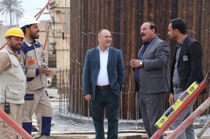 وضع القوالب الخشبيه والحديدية لصب المنارتين المباركتين والدعائم الكونكريتيه .