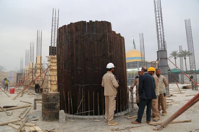 وضع القوالب الخشبيه والحديدية لصب المنارتين المباركتين والدعائم الكونكريتيه .