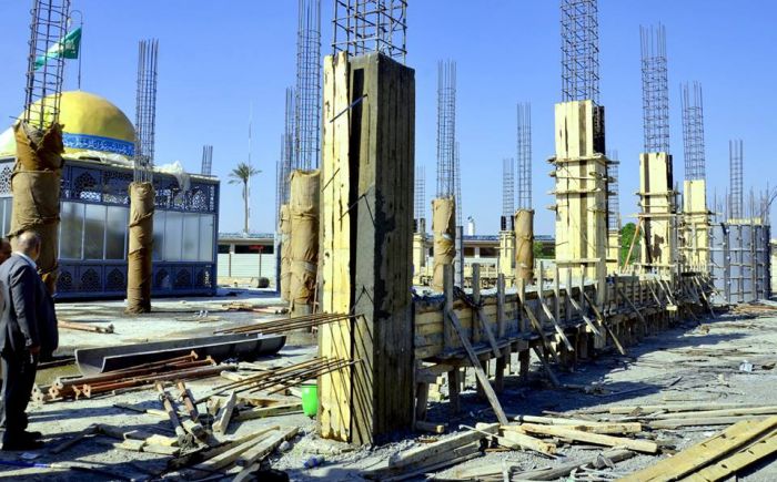 تستمر شركة وهج الرعد العراقيه بأعمالها حيث باشرت صباح اليوم برفع القالب الحديدي والخشبي