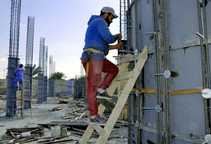 تستمر شركة وهج الرعد العراقيه بأعمالها حيث باشرت صباح اليوم برفع القالب الحديدي والخشبي
