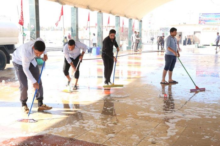 حملة تنظيف واسعة شملت المسقفات الخارجية والشوارع المحيطة بالمرقد المطهر