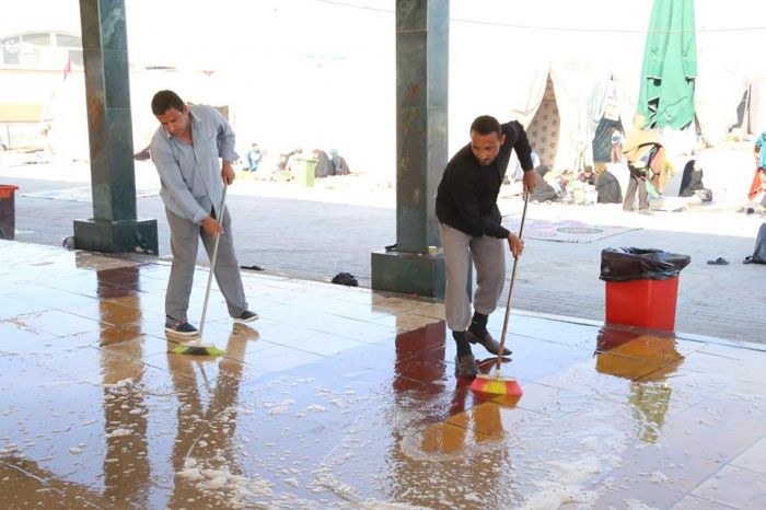 حملة تنظيف واسعة شملت المسقفات الخارجية والشوارع المحيطة بالمرقد المطهر