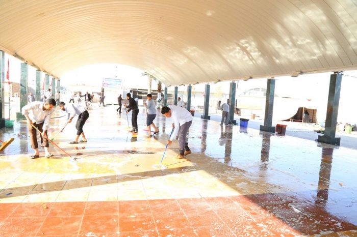 حملة تنظيف واسعة شملت المسقفات الخارجية والشوارع المحيطة بالمرقد المطهر