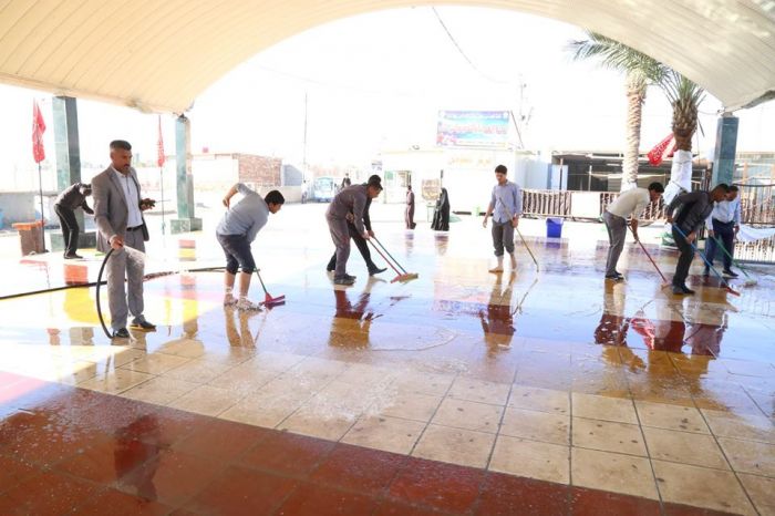 حملة تنظيف واسعة شملت المسقفات الخارجية والشوارع المحيطة بالمرقد المطهر