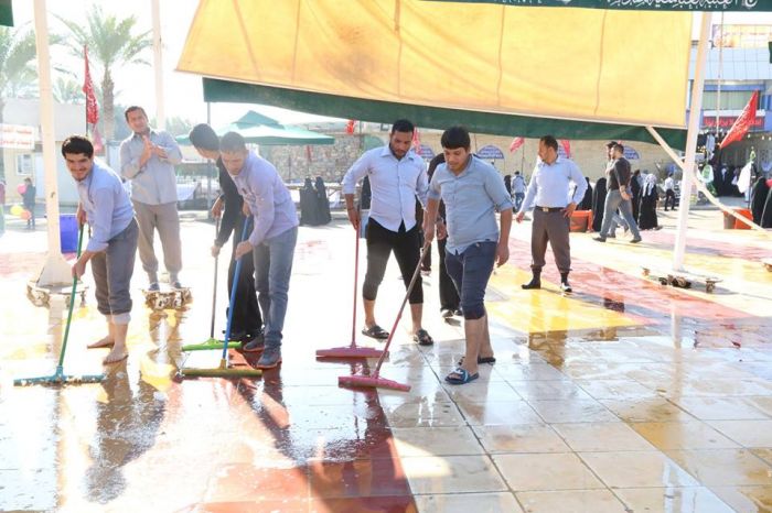 حملة تنظيف واسعة شملت المسقفات الخارجية والشوارع المحيطة بالمرقد المطهر