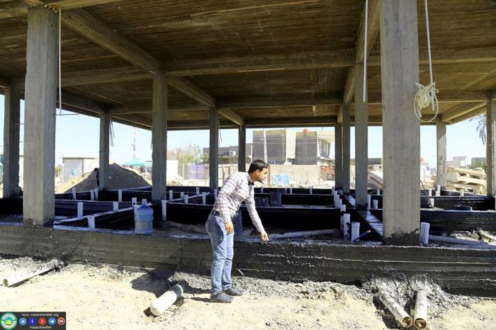 وضع مادة (القير) على سطح بناية الصحيات الخارجية
