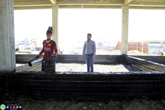 وضع مادة (القير) على سطح بناية الصحيات الخارجية